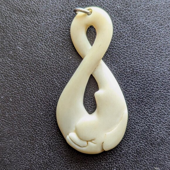 Vintage Bottlenose Beluga Whale Bone pendant, Maori Twist Whale pendant smooth - Picture 1 of 9